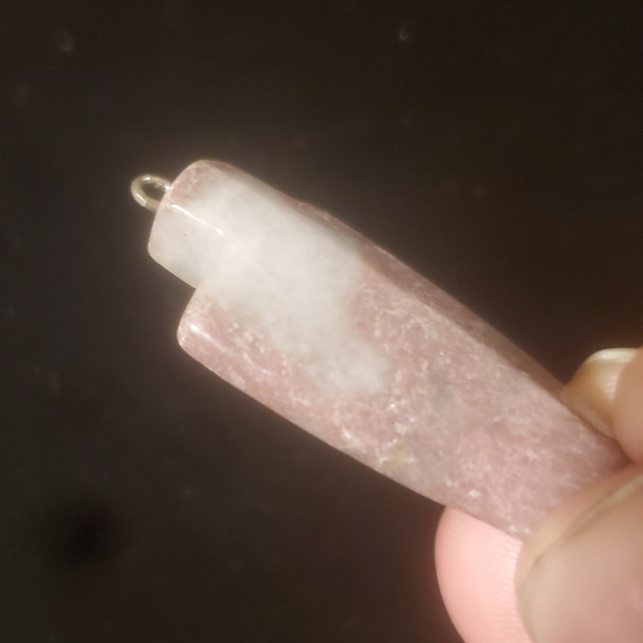 New Carved Rhodonite Arrowhead Pendant. - Picture 8 of 14